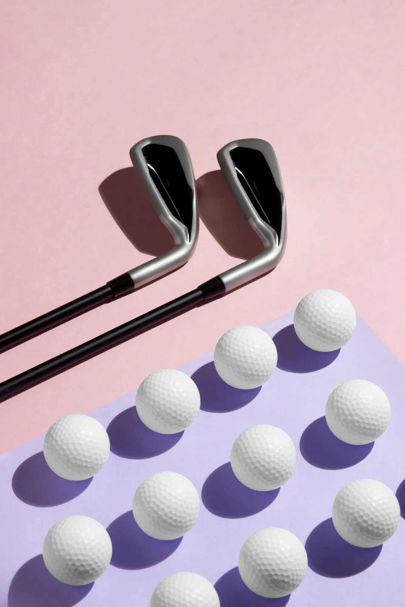 Vista de pelotas de golf con otros implementos.
